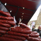 A lo largo del año, el Ayuntamiento de La Bañeza organiza hasta siete ferias en la plaza Mayor, el corazón de la ciudad que se ha convertido en el mejor recinto para dar cabida a las rebajas, los productos de la tierra, el motor o la alfarería. Nada queda
