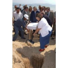 Rodríguez pone la primera piedra del paseo marítimo de Puebla Caramiñal