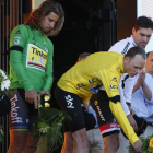 Chris Froome deposita un ramo de flores en honor a las víctimas de Niza. KIM LUDBROOK