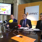 Joan Tristany, en el centro, explica el balance anual de las empresas de Amec, acompañado por Diego Guri (derecha) y Òscar Puig (izquierda).