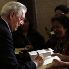El escritor peruano Mario Vargas Llosa firma autógrafos tras su conferencia de prensa en el marco del VI Congreso Internacional de la Lengua Española (CILE).