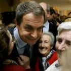 Zapatero conversa con unas mujeres de un centro de la tercera edad en Sevilla al que visitó ayer