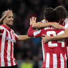 Los jugadores del Athletic celebran la sufrida victoria lograda frente al Rayo Vallecano.