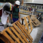 Unos manifestantes levantan una barricada en Caracas.