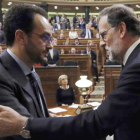 Mariano Rajoy recibe la felicitación del portavoz del PSOE en el Congreso, Antonio Hernando, tras ser investido presidente del Gobierno.