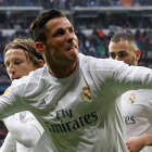 El delantero portugués del Real Madrid Cristiano Ronaldo celebra su segundo gol ante la Real Sociedad, durante el partido de la decimoséptima jornada de liga de Primera División disputado esta tarde en el estadio Santiago Bernabéu.