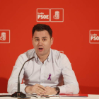 El secretario general del PSOE leonés, en la rueda de prensa en la que realizó su oferta. JESÚS