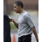Obama abandona el partido con un pañuelo en la mano.