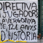 Una pancarta en contra de directiva y jugadores apareció en las inmediaciones de la Ciudad Deportiva. DALMAU