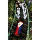 Militares transportan los restos de Corazón Aquino .