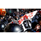 Los Mossos frenan una manifestación de Vox en Barcelona. ALBERTO ESTÉVEZ