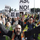 Trabajadores de Spanair y de Newco se manifiestan ante el Ministerio de Fomento.
