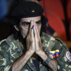 Un seguidor del partido de Nicolás Maduro, disfrazado de Ché Guevara, triste tras la derrota electoral.