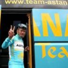 Alexandre Vinokourov hace el signo de la victoria antes de subir al autobús de su equipo en Londres