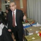 Rodríguez de Francisco ante el lote de productos que se sorteó en la cena del restaurante Erdeland