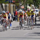 El color rojo y amarillo del CC León dominando al pelotón.