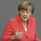 Angela Merkel acuerda negociar otro rescate .