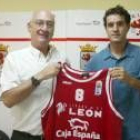 Urreitzi posa con la camiseta del conjunto leonés junto a Josecho Pardo