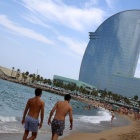 El fondo catarí QIA entró en el 2013 en el capital del Hotel W Barcelona, al fondo de la imagen.