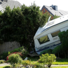 Una caravana derribada sobre un jardín tras el paso del tornado en el área de Boisheim, en el oeste de Alemania, este miércoles.