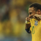 Neymar se lamenta de una acción en el partido contra Perú en Salvador de Bahía.