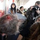 Un hombre herido durante una manifestación en Estocolmo, el miércoles.
