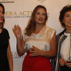 Elena Sancho Pereg (izquierda), junto a Ainhoa Arteta y Paloma O'Shea (derecha), premiadas por la revista Ópera Actual este martes en el Cercle del Liceu.