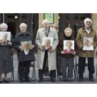 El artista leonés Félix de la Concha con los ancianos bilbaínos a los que ha retratado y grabado en