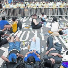 Los manifestantes bloquean una calle en las proximidades de la sede del Gobierno local de Hong Kong.
