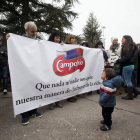 Pancarta desplegada por los trabajadores de Campofrío, ayer, en Burgos.