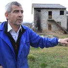 El alcalde de Borrenes, Eduardo Prada, señala el penúltimo pajar que intentaron quemar hace apenas unos días.