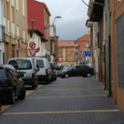 Una de las calles de la zona antigua de Trobajo que se ha peatonalizado recientemente.