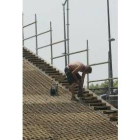 Un obrero que se encuentra trabajando en una obra