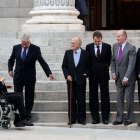 Fraga, en silla de ruedas, junto a Felipe González, Santiago Carrillo, José Luis Rodríguez Zapatero, el Rey y José Bono, el pasado 23 de febrero, a las puertas del Congreso, con motivo del 30º aniversario del 23-F.