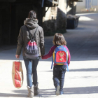 La pareja y el hijo de Abraham Santisteban, ayer a la salida del colegio en Santalla