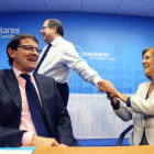 Herrera saluda a Cospedal en presencia de Mañueco, ayer, en el Comité del PP.