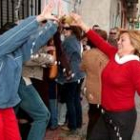 Vecinos de Las Torres de Cotillas celebran con cava y sidra el primer premio del sorteo del Niño