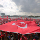 Defensores de Erdogan, durante la manifestación de ayer. O. BERG