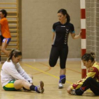 Las jugadoras del Cleba durante los estiramientos, antes de cita con el Castro Urdiales.
