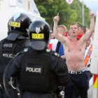 Un unionista reta a los policías en Belfast.