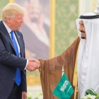 Trump saluda al rey de Arabia Saudí, Salman bin Abdulaziz al-Saud. SAUDI PRESS AGENCY HANDOUT