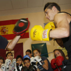 Antonio Barrul, a la derecha, en pleno entrenamiento con su padre y preparador. JESÚS