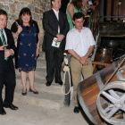El presidente de la Diputación, junto a otras autoridades, ayer en la inauguración de la lechería.