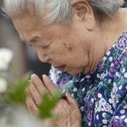 Una mujer rezando en la ceremonia de recuerdo a las víctimas de la bomba atómica del año 1945 de este miércoles en Hiroshima.