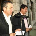 El alcalde, Nicanor Sen, presenta a los vecinos al director del Diario de León, Pablo R. Lago.