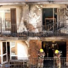 Los bomberos trabajan en el piso de la calle Lumiére de Rubí