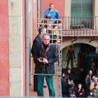 Mario Conde viendo El Encuentro desde un balcón  de la Plaza Mayor esta Semana Santa