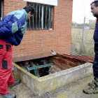 El alcalde y un técnico municipal revisan la instalación. ACACIO