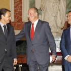 Zapatero, el rey y Bono, antes de la comida de autoridades en el Congreso.