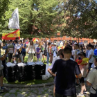 Los jóvenes madrileños comen en el parque del Cid a su paso por la ciudad leonesa. DL